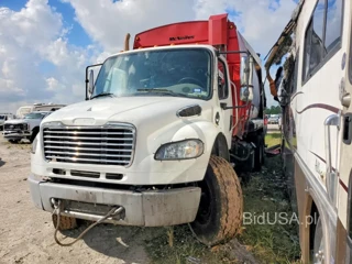 FREIGHTLINER M2