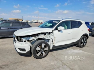 VOLVO XC40 T5 MOMENTUM