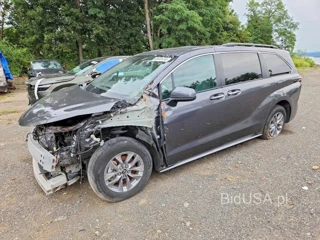 TOYOTA SIENNA XLE 8-PASSENGER