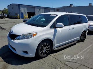 TOYOTA SIENNA LE