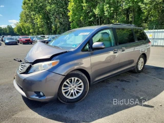TOYOTA SIENNA XLE 8-PASSENGER