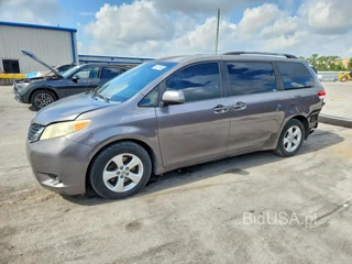TOYOTA SIENNA LE