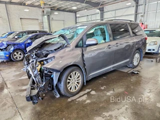 TOYOTA SIENNA XLE 8-PASSENGER