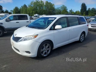 TOYOTA SIENNA LE