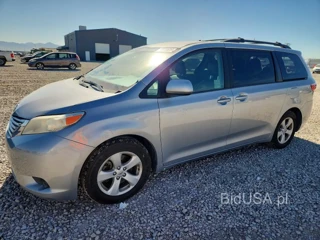 TOYOTA SIENNA LE