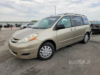 TOYOTA SIENNA LE 7-PASSENGER