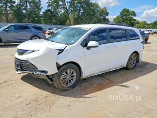 TOYOTA SIENNA LE