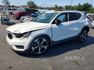 VOLVO XC40 T5 MOMENTUM