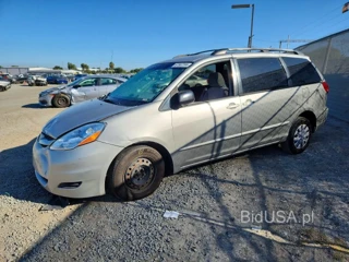 TOYOTA SIENNA LE 8-PASSENGER