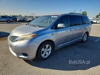 TOYOTA SIENNA LE