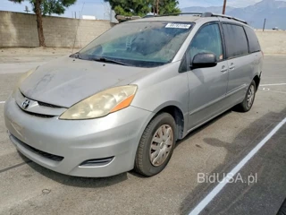 TOYOTA SIENNA LE 8 PASSENGER