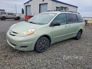 TOYOTA SIENNA LE 8-PASSENGER