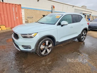 VOLVO XC40 T5 MOMENTUM