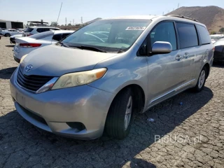 TOYOTA SIENNA LE