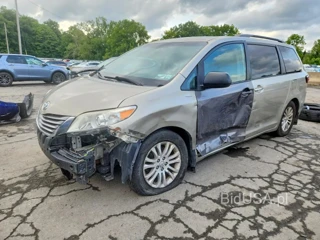 TOYOTA SIENNA XLE 8-PASSENGER
