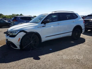 VOLKSWAGEN TIGUAN SE R-LINE BLACK