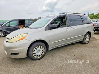TOYOTA SIENNA LE 7 PASSENGER