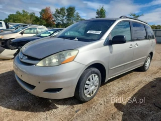 TOYOTA SIENNA LE 8 PASSENGER