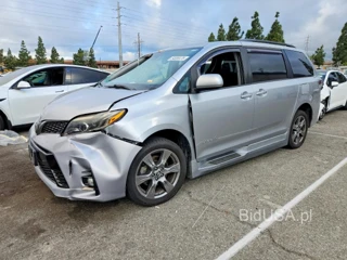 TOYOTA SIENNA SE 8-PASSENGER