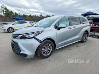 TOYOTA SIENNA LE 8-PASSENGER