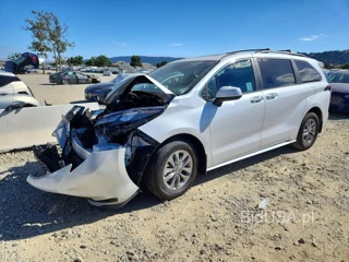 TOYOTA SIENNA XLE 8-PASSENGER