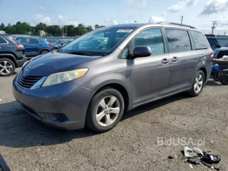 TOYOTA SIENNA LE