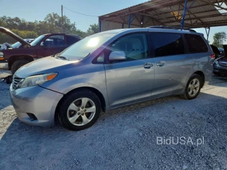 TOYOTA SIENNA LE