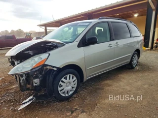 TOYOTA SIENNA LE 7-PASSENGER