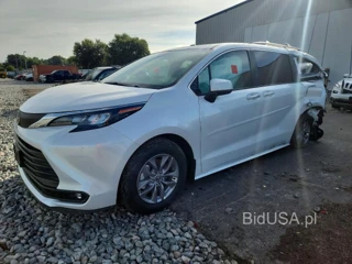 TOYOTA SIENNA XLE 8-PASSENGER