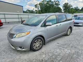 TOYOTA SIENNA XLE 8-PASSENGER