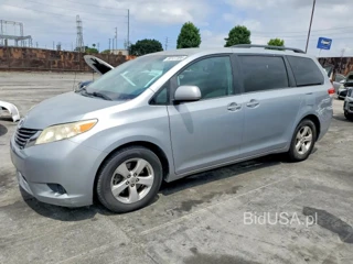 TOYOTA SIENNA LE