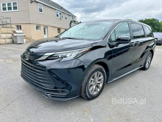 TOYOTA SIENNA LE