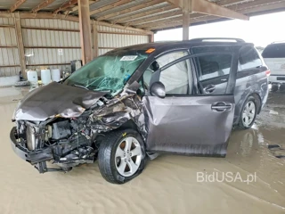 TOYOTA SIENNA LE