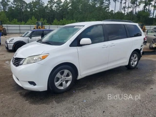 TOYOTA SIENNA LE