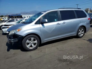 TOYOTA SIENNA LE