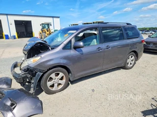 TOYOTA SIENNA LE