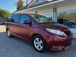 TOYOTA SIENNA LE