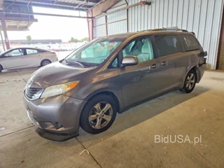 TOYOTA SIENNA LE