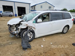 TOYOTA SIENNA XLE 8-PASSENGER