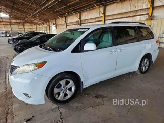 TOYOTA SIENNA LE
