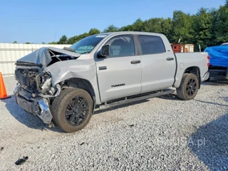 TOYOTA TUNDRA CREWMAX SR5