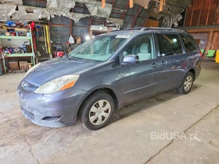 TOYOTA SIENNA LE 7-PASSENGER
