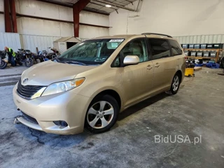 TOYOTA SIENNA LE