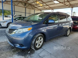TOYOTA SIENNA LE