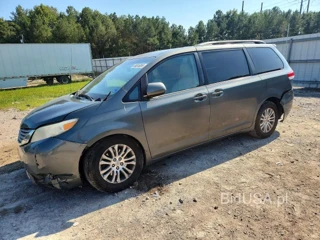 TOYOTA SIENNA XLE 8-PASSENGER