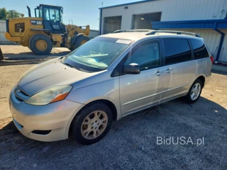 TOYOTA SIENNA LE