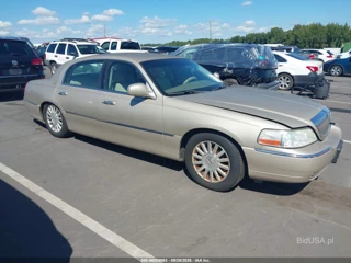 LINCOLN LINCOLN TOWN CAR SIGNATURE