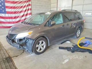 TOYOTA SIENNA LE