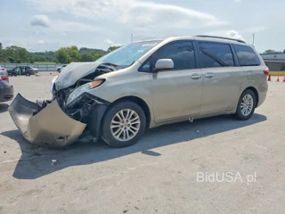 TOYOTA SIENNA XLE 8-PASSENGER