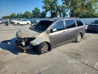 TOYOTA SIENNA XLE 8-PASSENGER